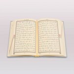 Ahşap Raşel Kaplama Dik Kutulu Orta Boy Kur'an-ı Kerim (Gri,Pleksili) Ahşap Raşel Kaplama Dik Kutulu Orta Boy Kur'an-ı Kerim (Gri,Pleksili)